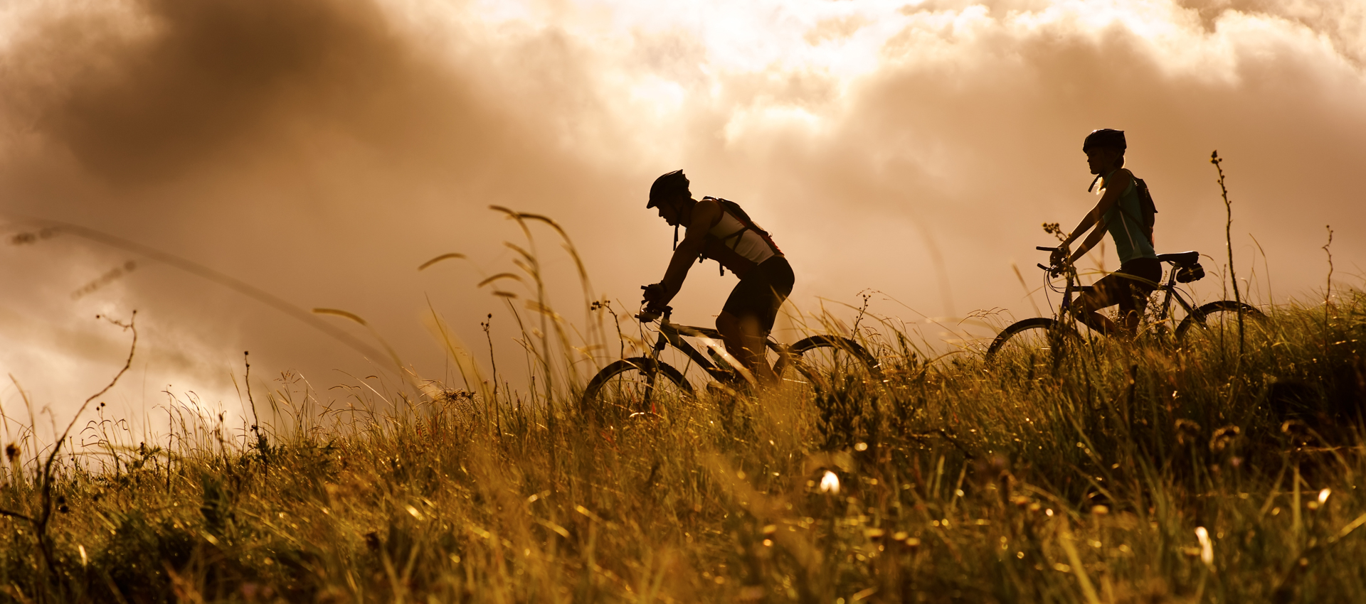 Mountainbiken auf Feldwegen auf der Alm