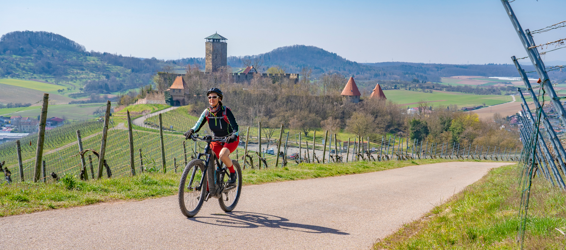 Biken durch die Hügellandschaft in der Südsteiermark