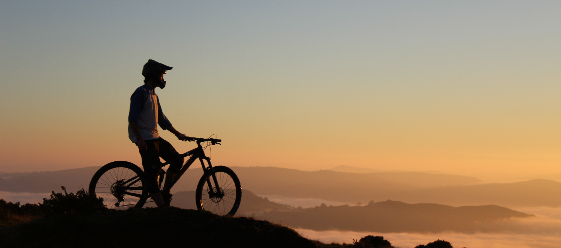 Radfahren in den Sonnenuntergang