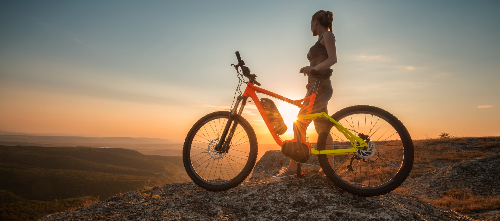 E-Biken in der wilden Natur bei Sonnenuntergang