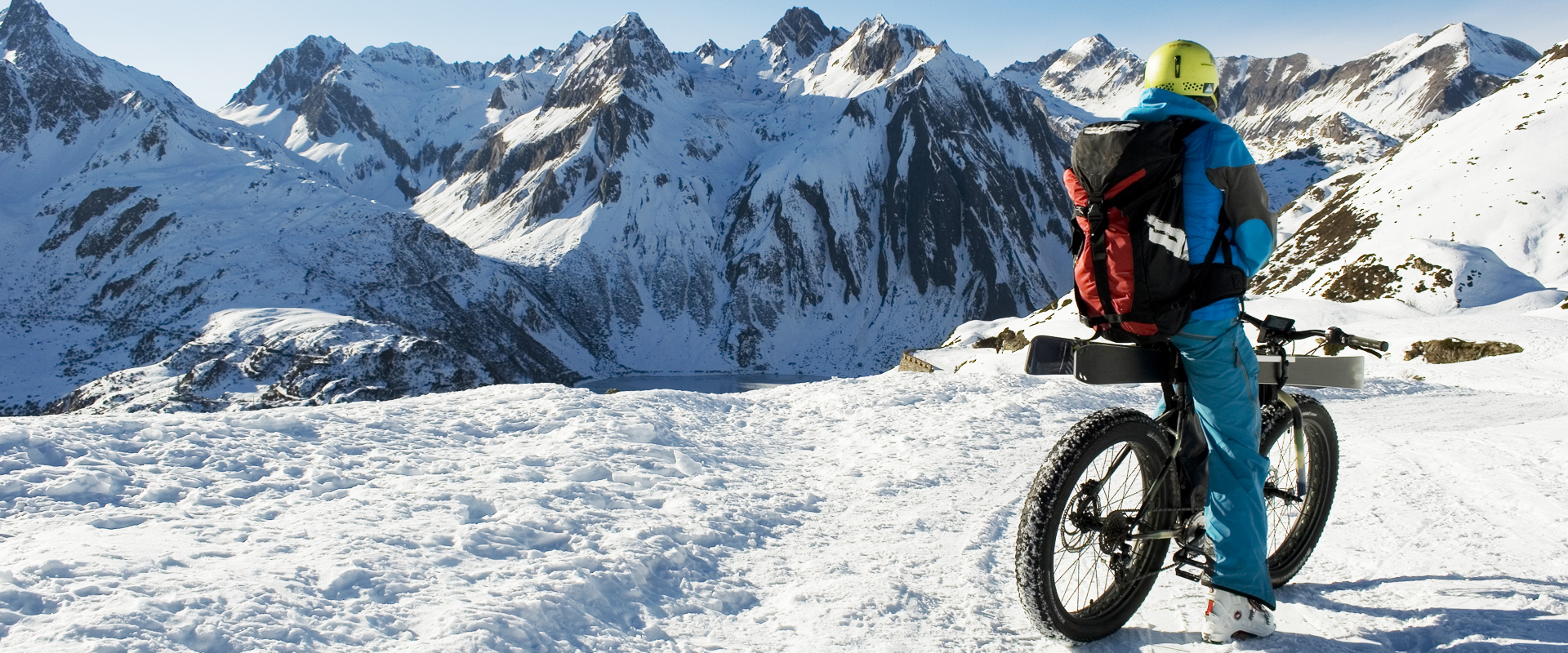 Mountainbiken im Schnee im Gebirge